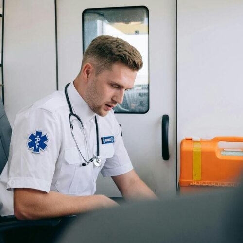 ¿Cómo el software optimiza la asignación de ambulancias en emergencias?